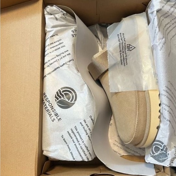 NWT UGG Goldenstar
Clog Sand 7 - Picture 7 of 13